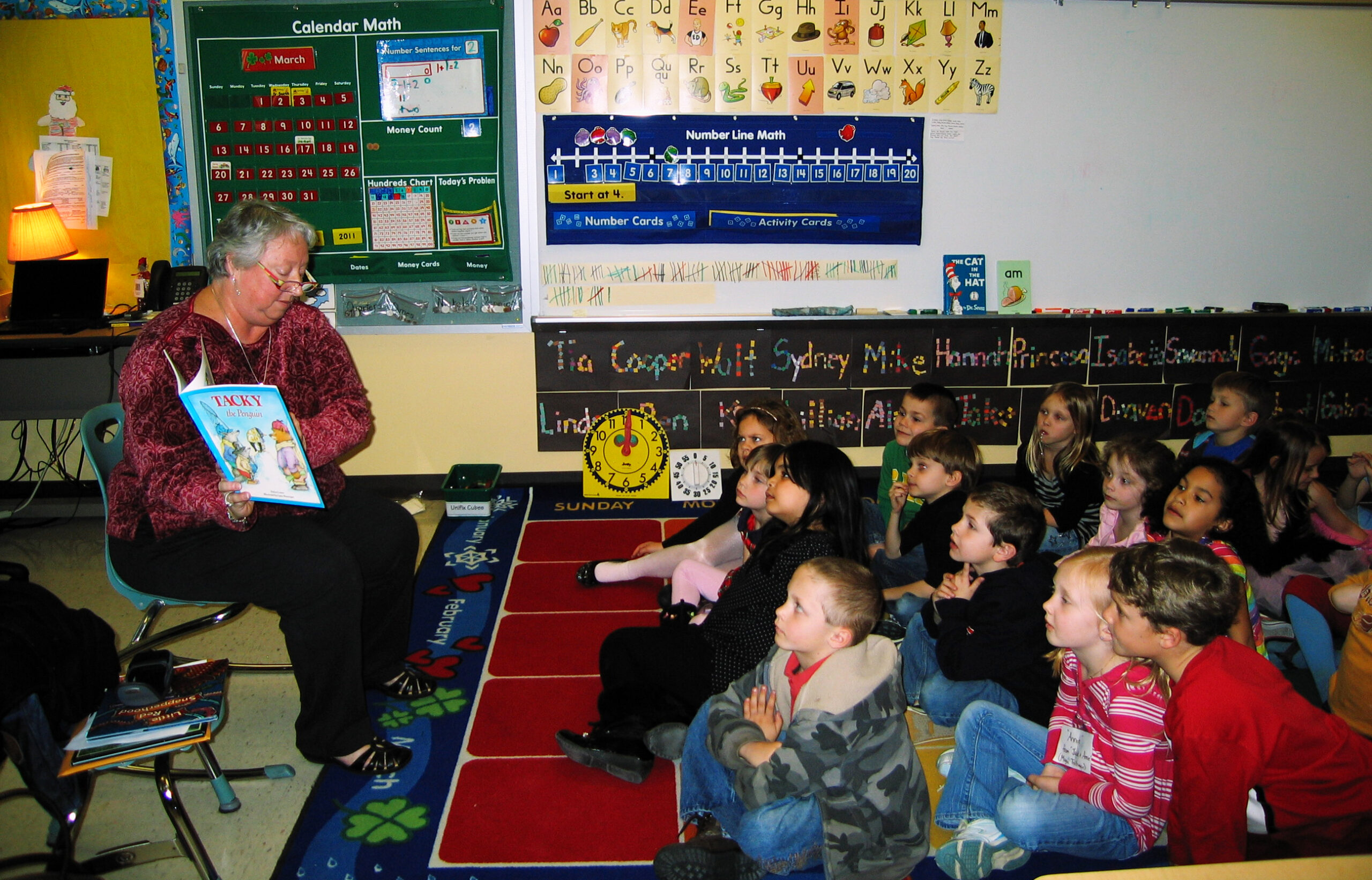 Terri Kirby Hathaway reads to a group of kids.